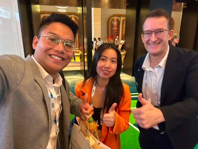 Huu and Hoang from CyberNIQ with an attendee at PerthSec 2024